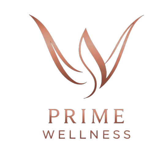 Logo Prime Wellness sur fond noir, avec un symbole abstrait rose cuivré au-dessus du texte « PRIME WELLNESS » centré en lettres majuscules.